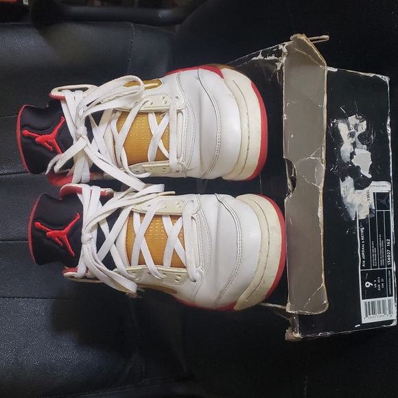 AirJordan 5 Retro "Fire Red" 2006 - Picture 2 of 14